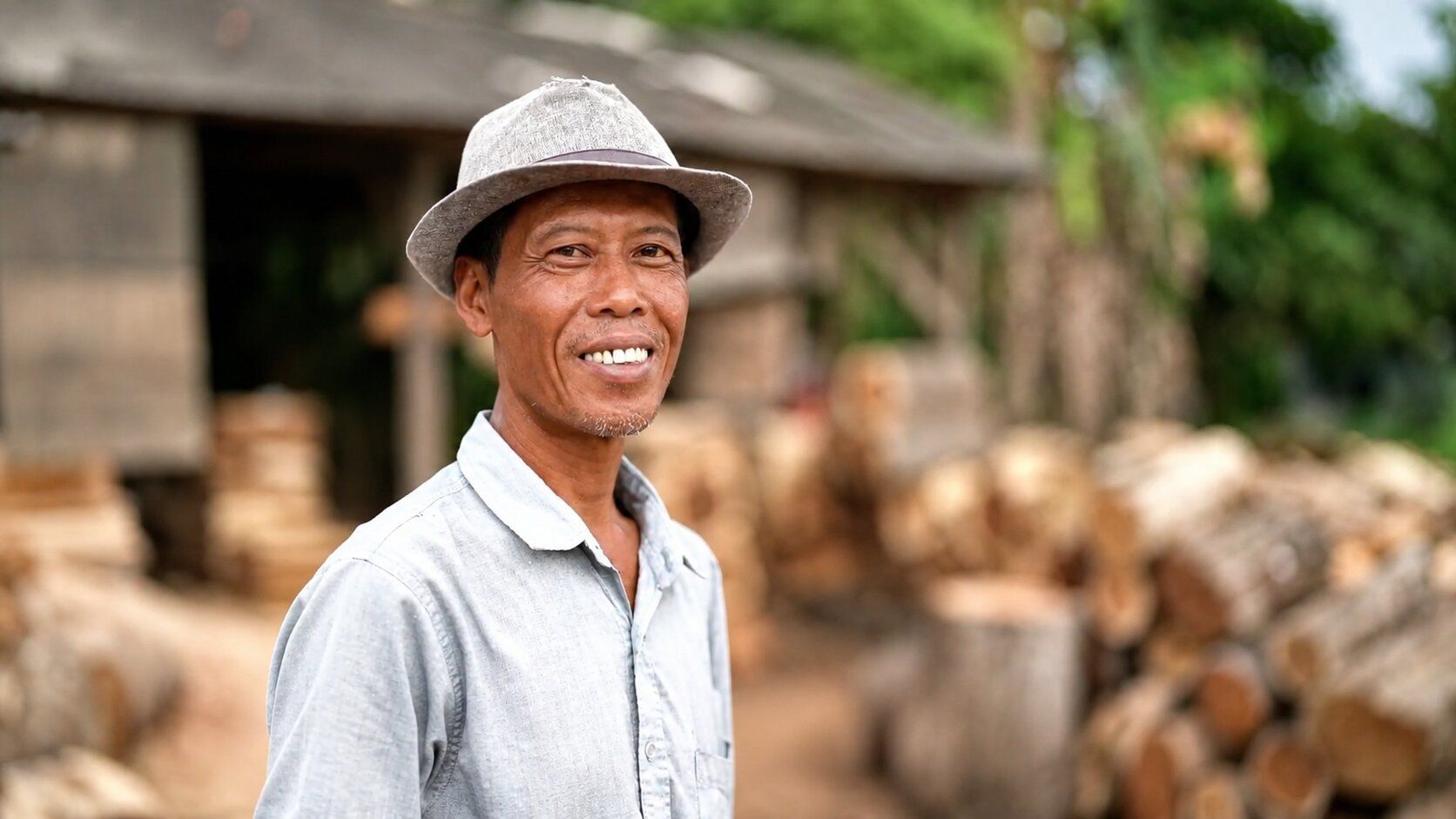 Mengolah Kayu, Menjaga Penghidupan: Kisah Bahrudin Bersama Adapundi