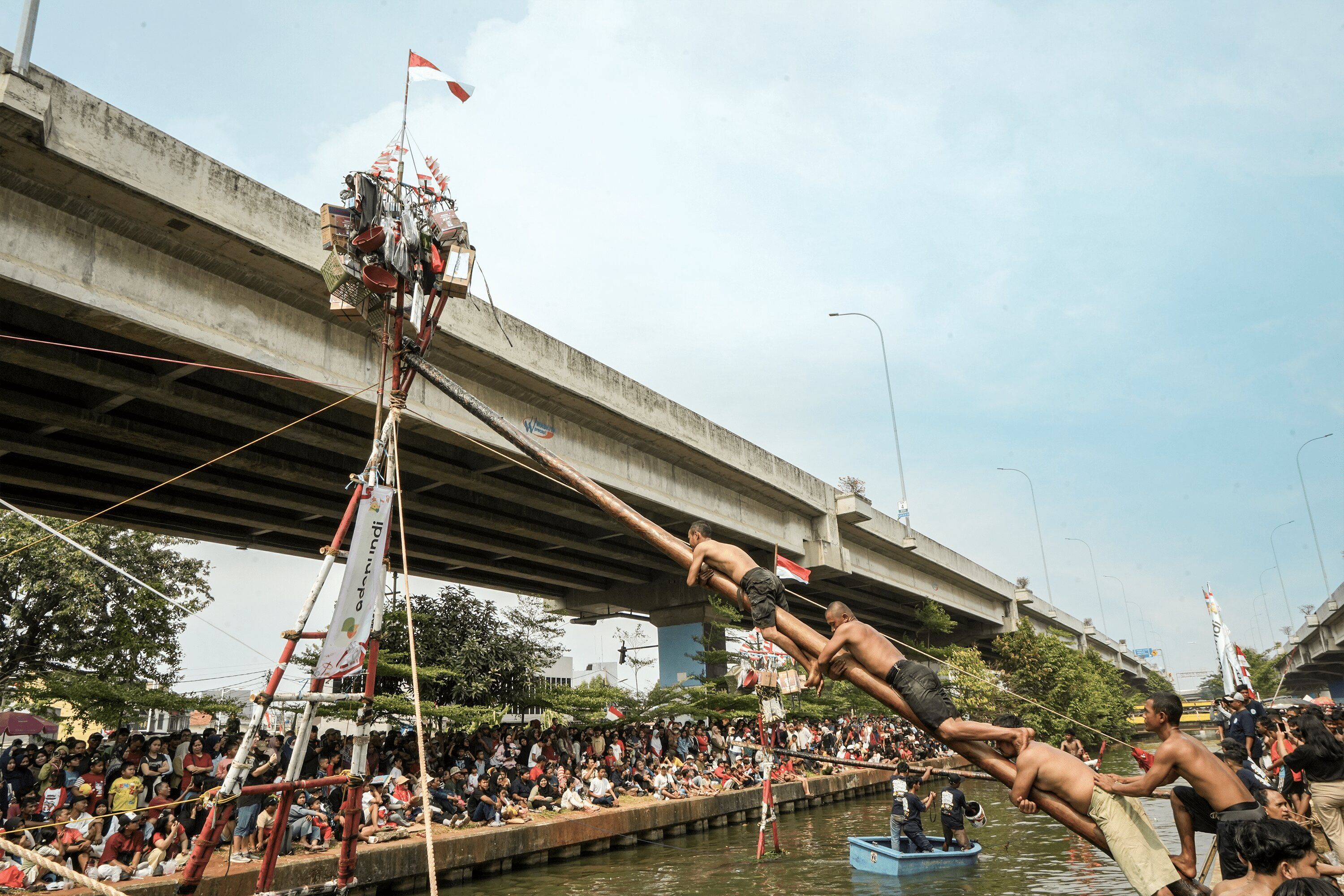 lomba panjat pinang kalimalang