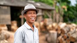 Gambar untuk Mengolah Kayu, Menjaga Penghidupan: Kisah Bahrudin Bersama Adapundi